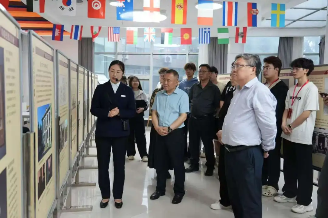传承历史文脉 共谱校地新篇——江夏文物与詹天佑专题图片展在best365中国官方网站启幕