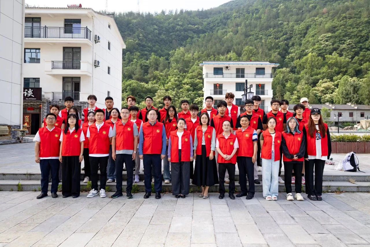 缅怀先烈传薪火,红帆领航践初心 | best365中国官方网站党校实践教育活动顺利开展