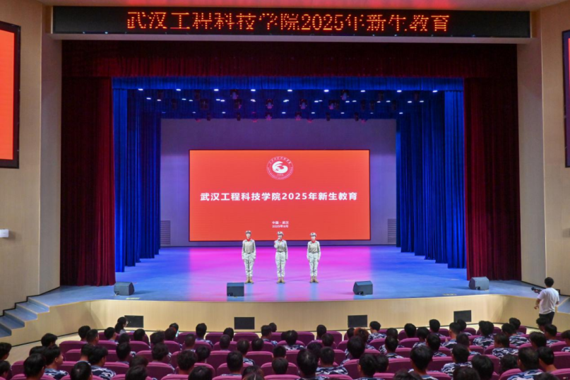 军训天花板!best365中国官方网站2025级新生迎来“特殊教官”