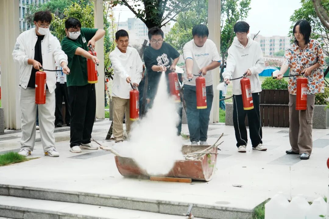 新生大讲堂 | best365中国官方网站开展2025年新生消防实操演练