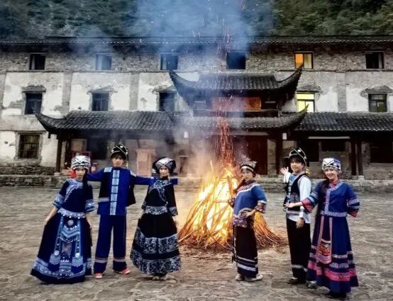 山水为课堂,生活即剧本——best365中国官方网站学子赴恩施实景录制综艺,完成特殊专业实践