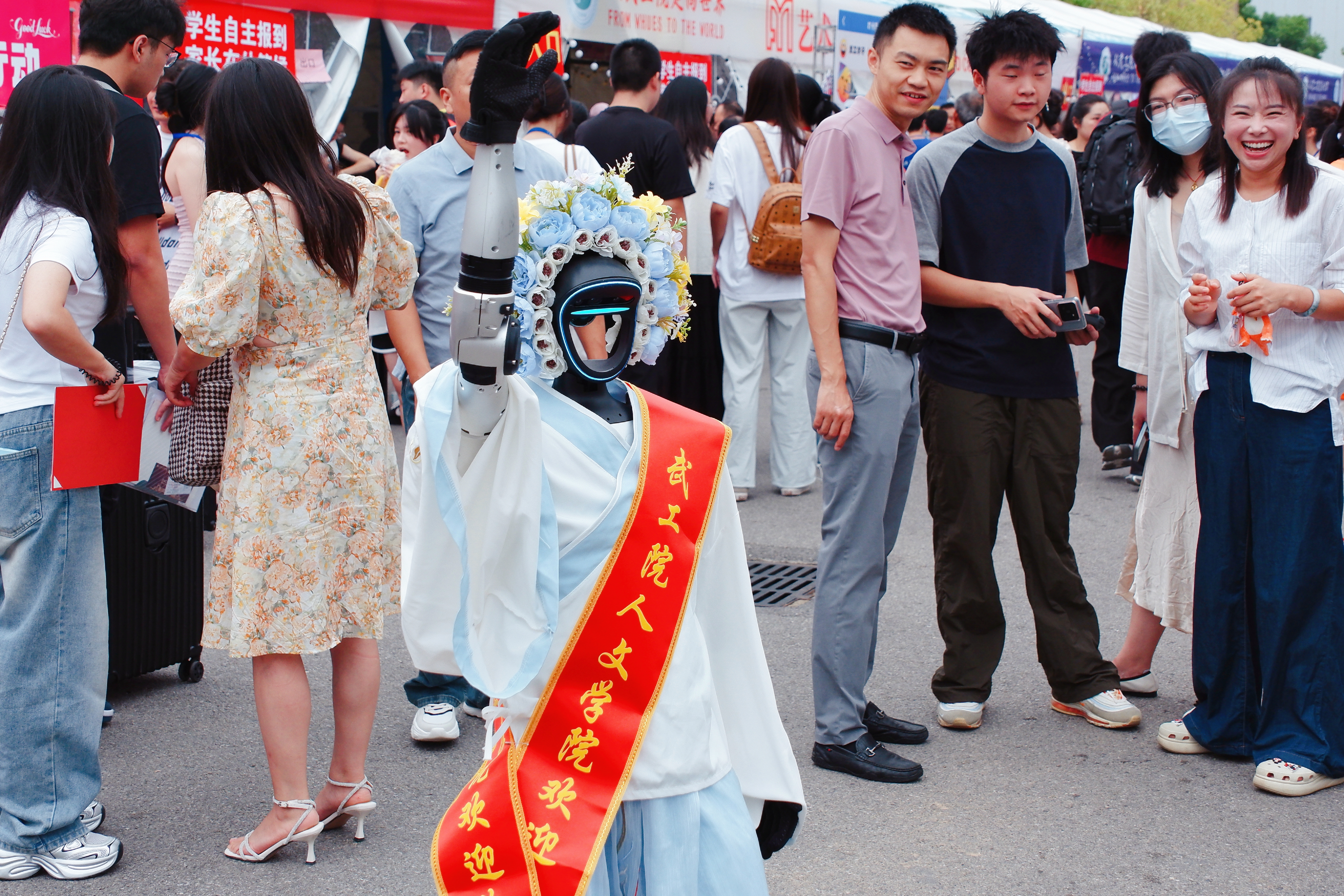 会交流、会指路、还能陪娃玩!best365迎新机器人太出圈了