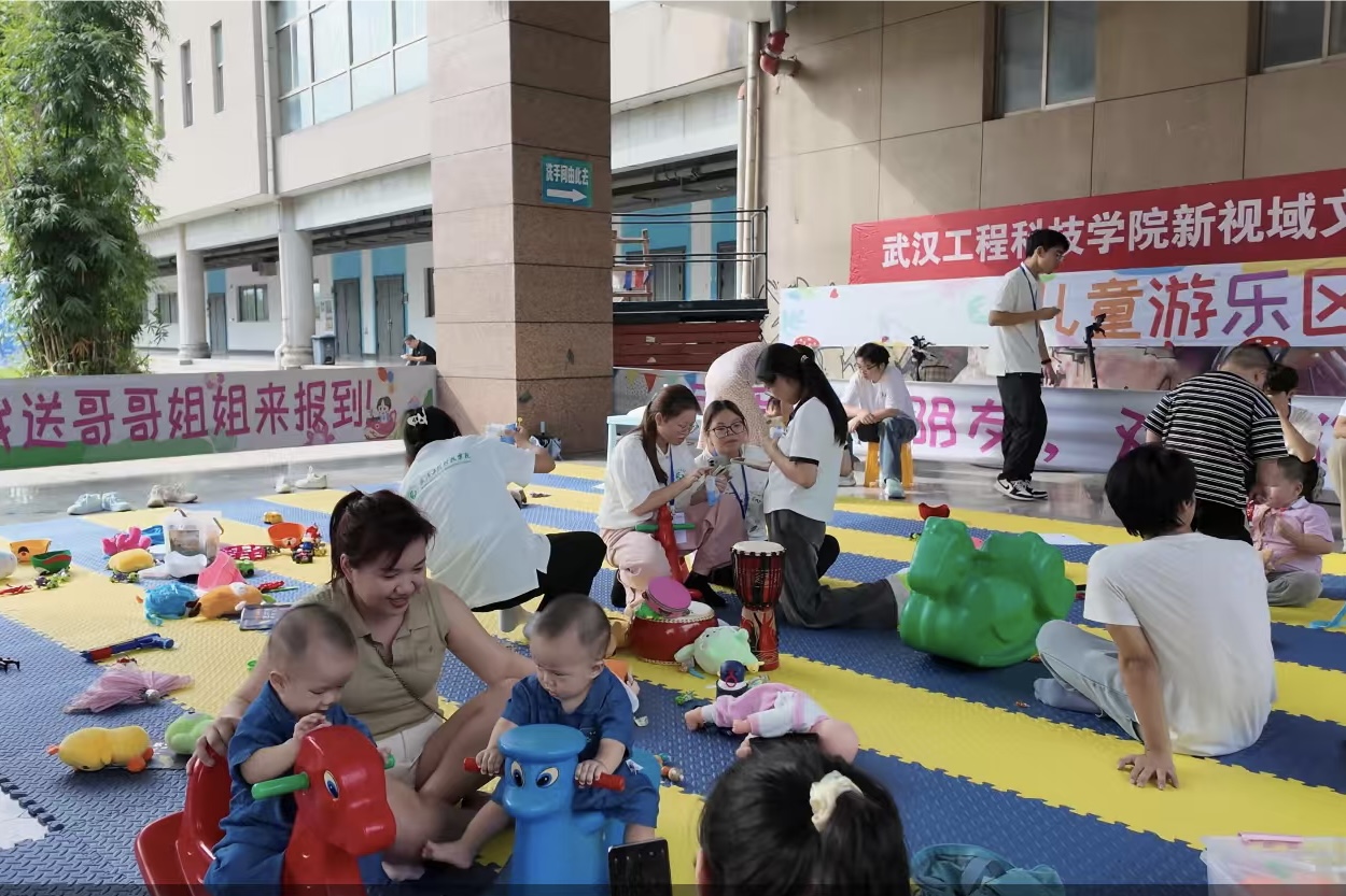 best365中国官方网站设立“儿童游乐区”,为新生家长解决带娃难题